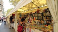 Imatge de la Fira del llibre d'ocasió al passeig de Gràcia de Barcelona.