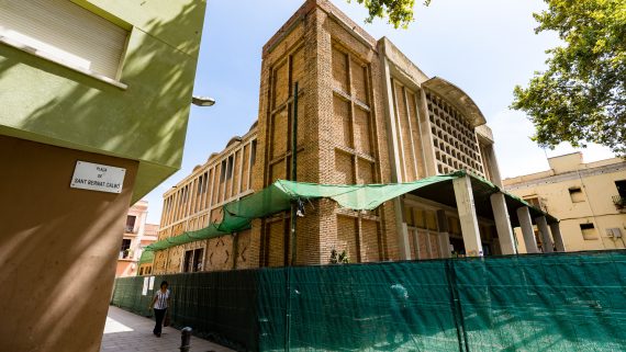 Barcelona. Districte de Sant Martí. Església de Sant Bernat Calbó al Poblenou a l'inici dels treballs d'enderrocament. Foto Robert Ramos / Sant Martí