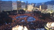 Encesa d`espelmes amb el sÌmbol de la pau contra la guerra a Iraq.