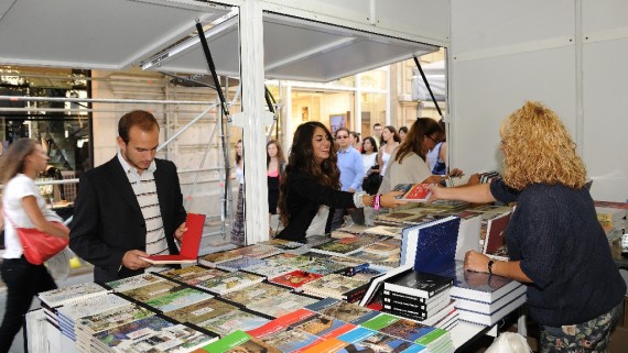 El públic mira llibres a les parades de la Fira del llibre d'ocasió.