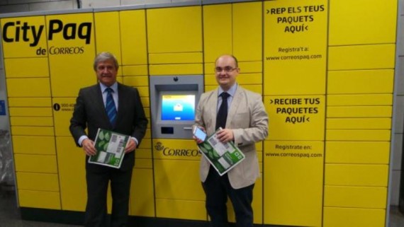 El conseller delegat de TMB, Enric Cañas Alonso, i el president de Correos, Javier Cuesta Nuin, han estrenat avui a l’estació de metro de Passeig de Gràcia un dels innovadors terminals de lliurament automàtic de paqueteria denominats CityPaq.davant una terminal de Citypaq