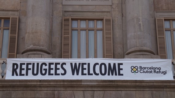 Façana de l'ajuntament amb la pancarta