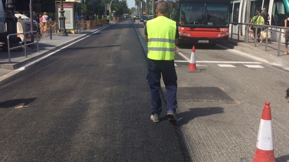 Treballs de pavimentació a l'avinguda Diagonal