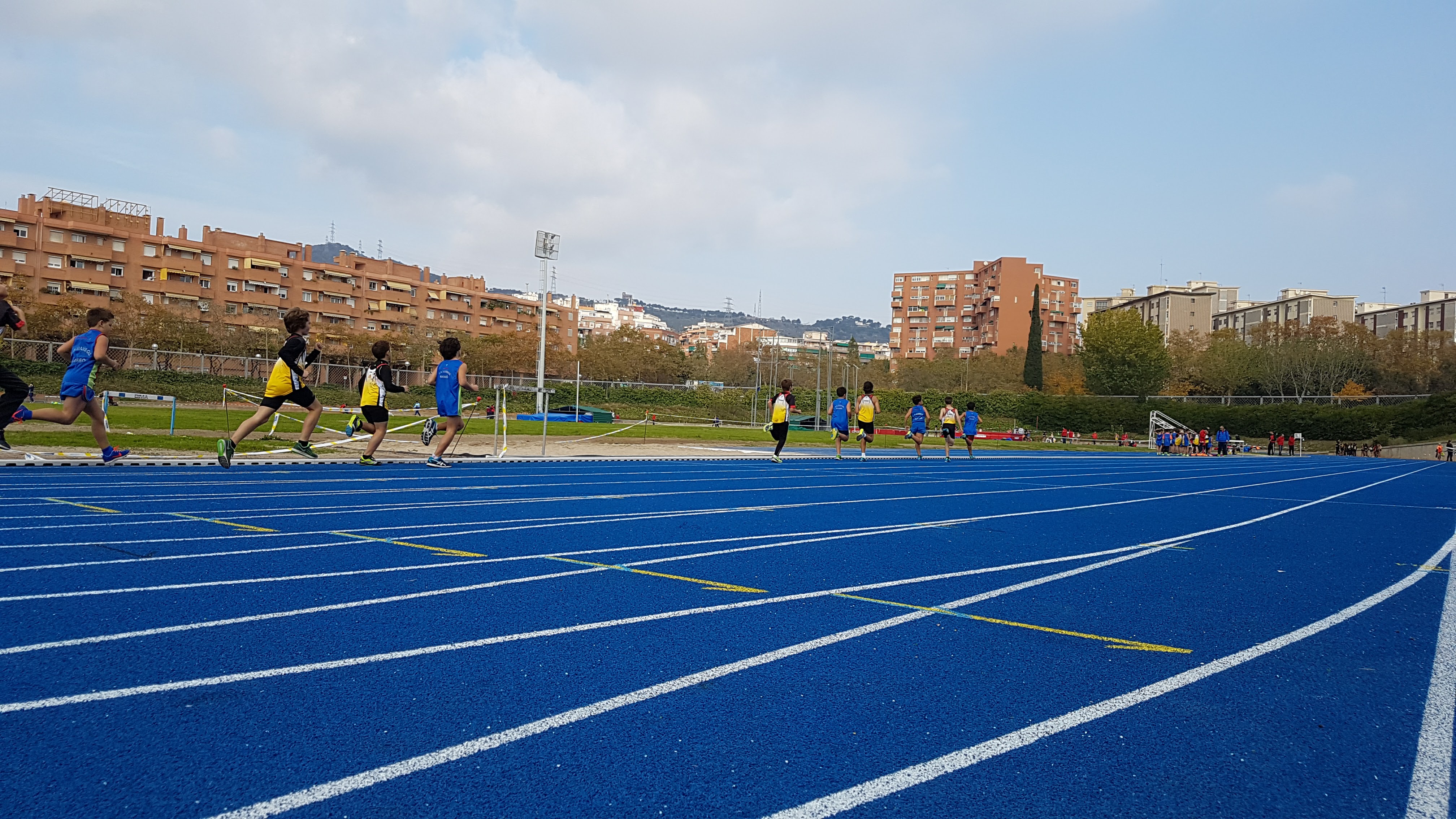 Se estrenan las renovadas pistas de atletismo de los CEM Can Dragó y La Se estrenan las renovadas pistas de atletismo de los CEM Can Dragó y La