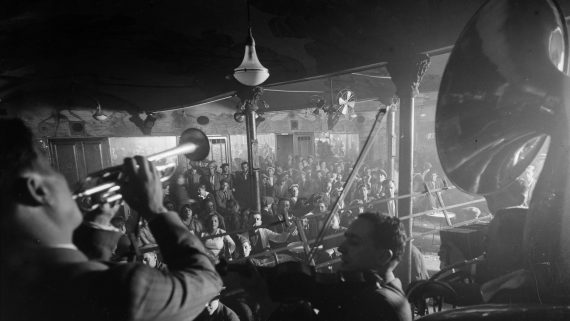 Interior de La Criolla (Cid, núm. 10) vist des de l'estrada de l'orquestra. Autor: Gabriel Casas i Galobardes, 1930. Arxiu Nacional de Catalunya