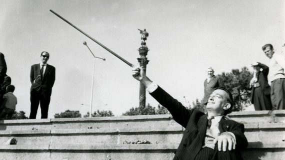 Dalí emula Cristòfor Colom davant del monument del descobridor d’Amèrica, al port de Barcelona.
Foto: J. Postius. Arxiu Fotogràfic de Barcelona