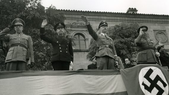 Tribuna d'honor del Poble Espanyol amb les principals autoritats franquistes que van acompanyar Heinrich Himmler. (Pérez de Rozas, AFB)