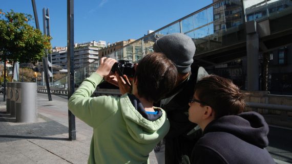 Nens fent fotos al carrer