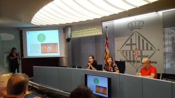 Gemma Tarafa, Laia Ortiz i Ramon Lamiel en la presentació de la diagnosi d'accessiblitat al transport públic