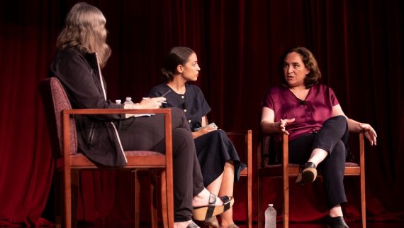 Diàleg entre l'alcaldessa Ada Colau i Alexandria Ocasio-Cortez a la NYU