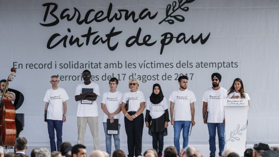 Lectura de poema en vuit llengües durant la commemoració dels atemptats de 17 d'agost.