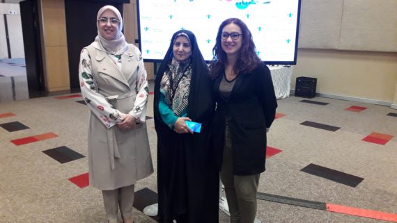 La regidora Laura Pérez amb les representants de Rabat i Mashas (Iran) a la reunió anual de Metropolis a Johannesburg.