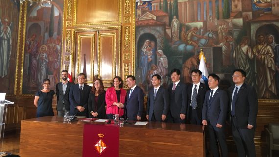 Signatura d'acord entre Barcelona i Seül a l'Ajuntament.