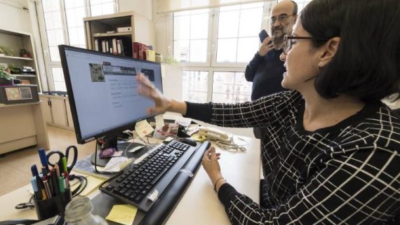 personal municipal provant l'estació de treball amb codi obert