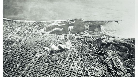 Les imatges aèries dels bombardeigs dels dies 16, 17 i 18 de març de 1938 evidencien l’horror global dels atacs que va viure Barcelona aquests tres dies. (Arxiu fotogràfic del Centre d’Història Contemporània de Catalunya)