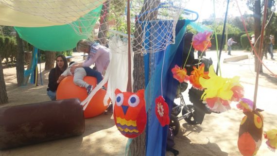 Escenario con juguetes y una monitora de la Festa dels Sentits