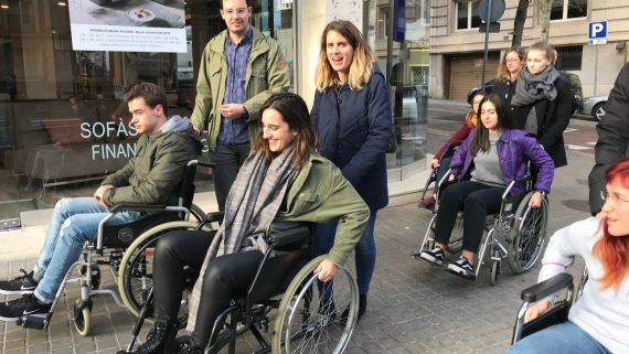 Miembros de las entidades y estudiantes de arquitectura analizando la accesibilidad de una calle