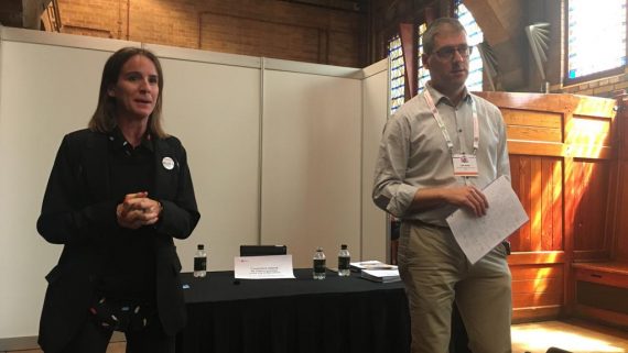 Maria Cabré i Marc Badia duent a terme la ponència sobre la XIB