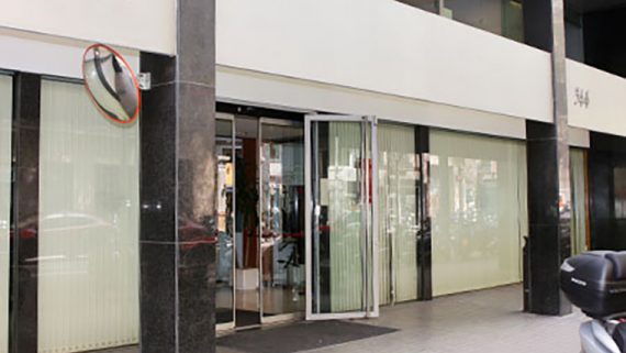 Porta de l'Institut Municipal de Persones amb Discapacitat al carrer València 344