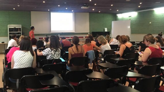 100 professionals de les escoles bressol municipals es formen en la detecció de signes d'alerta en el desenvolupament dels infants