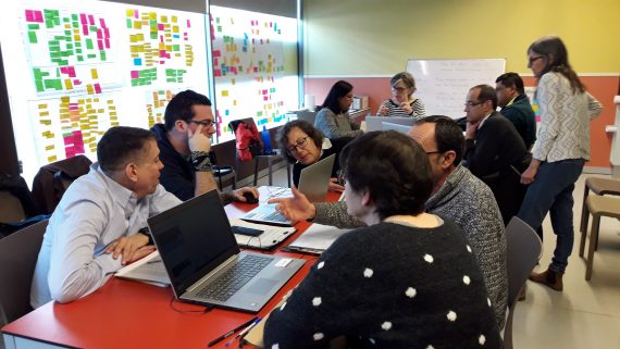 Varies persones rebent formació i assessorament per engegar la cooperativa que recuperarà quioscos en desús de la ciutat de Barcelona