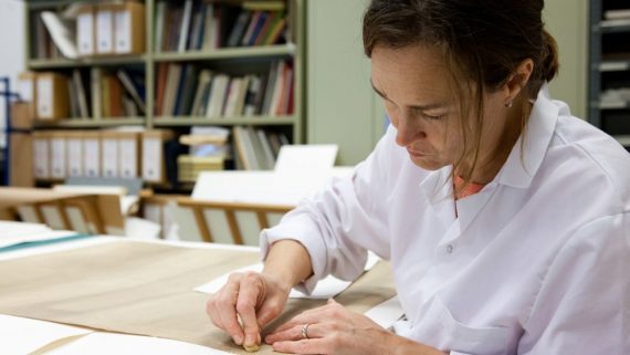 Conservadora restaurando un documento