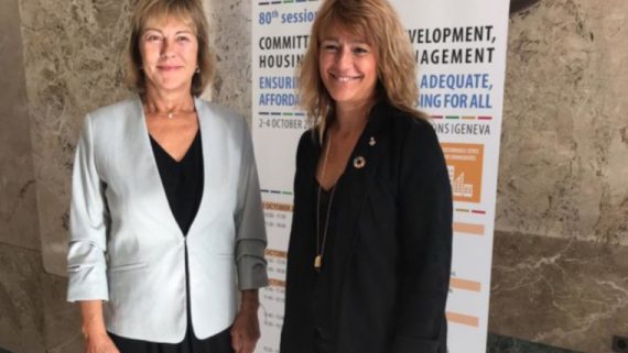La teniente de Alcaldía Laia Bonet y la secretaría ejecutiva de UNECE, Olga Algayerova.