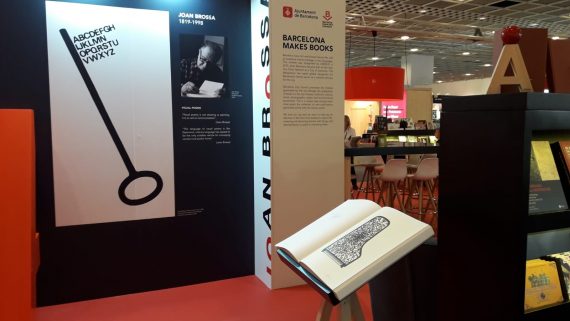 L'estand de Catalunya i Barcelona a la fira del llibre de Frankfurt homenatja la figura de Joan Brossa.