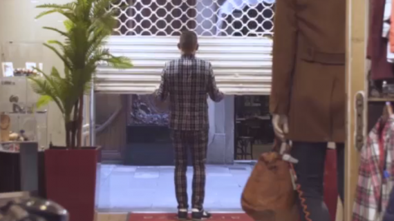 Un comerciant puja una persiana
