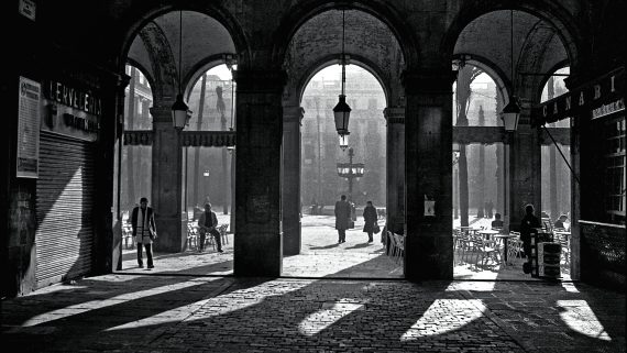 El passatge de Madoz amb el bar Vivancos a l’esquerra, actualment Les
Quinze Nits, 1980. © José Antonio Sancho.