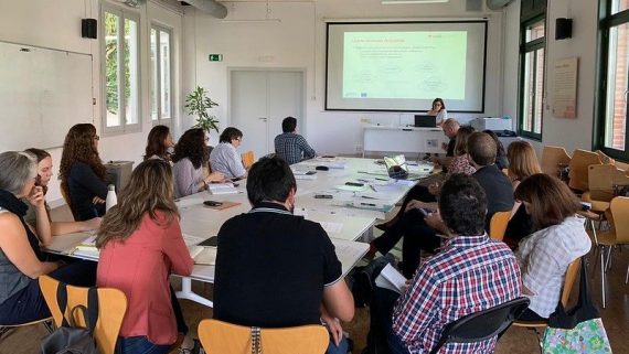 Equip del projecte TeRRIFICA treballant a la Sala Barceloneta