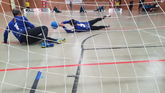 Dos nois jugant a goalball