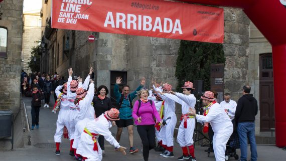Personas llegando a la línea de meta