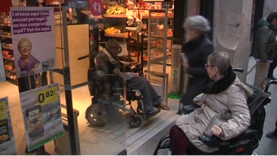 Persones amb discapacitat recorren els carrers de Ciutat Vella per recollir dades sobre l'accessibilitat de carrers, comerços i equipaments.
