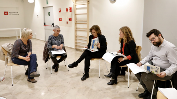 L'alcaldessa de Barcelona visita el servei d'atenció a la infància de Torre Baró