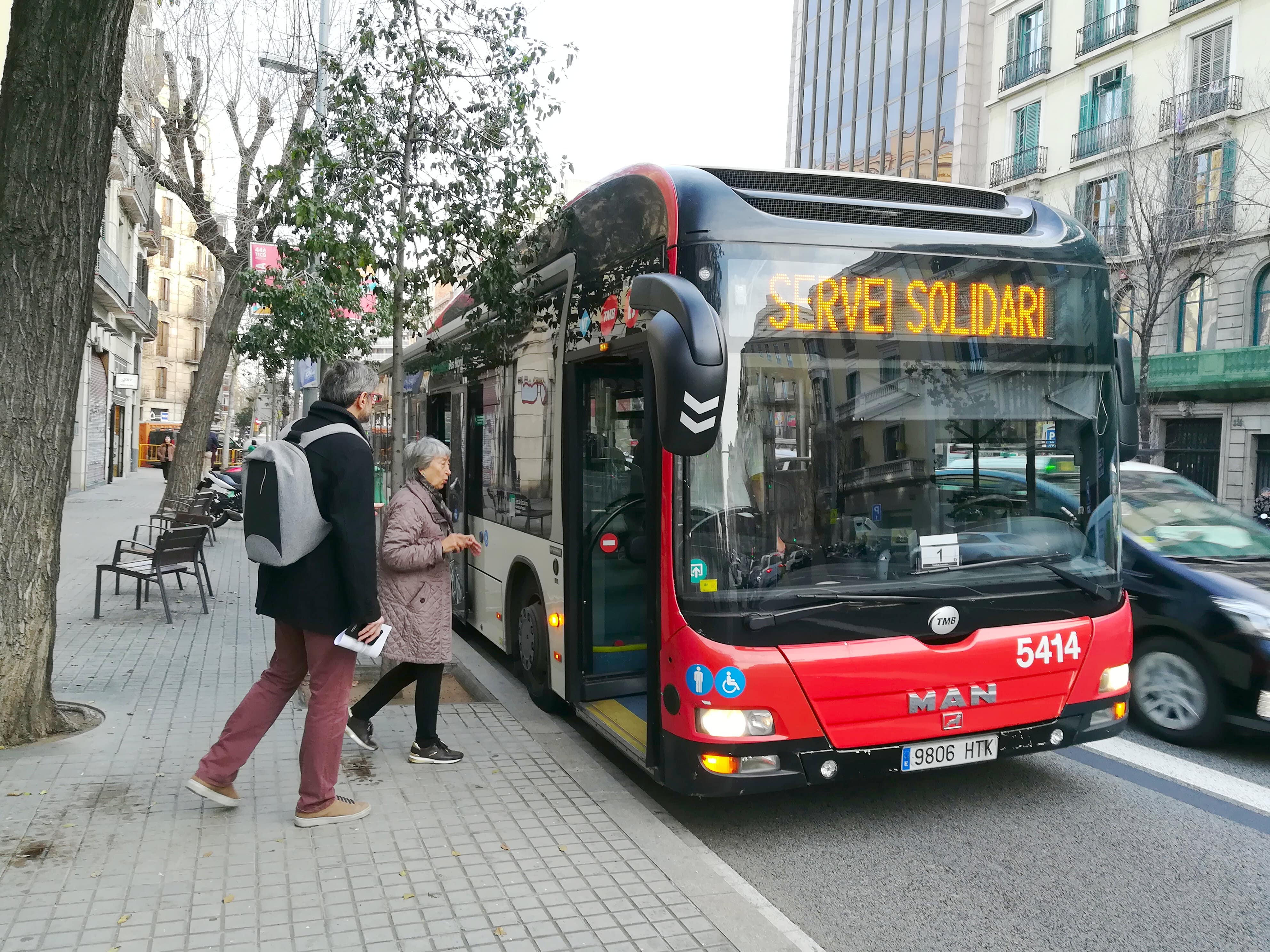 Un autobús especial recoge a las personas participantes en el proyecto de la XAVI