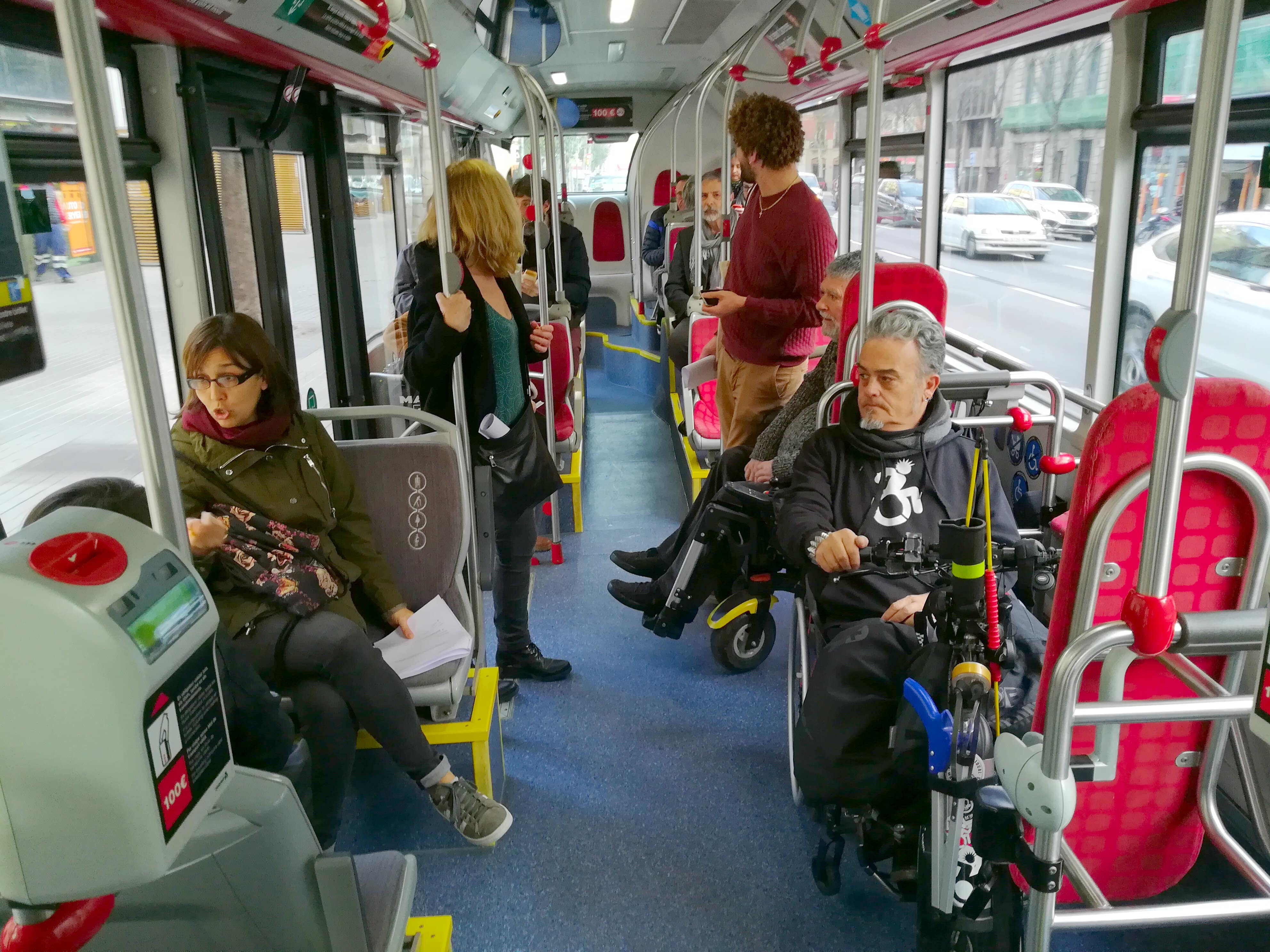 Interior del autobús con personas con diversidad funcional