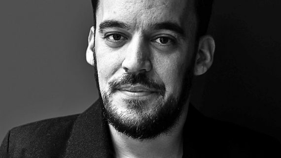 el fotoperiodista fotograf samuel aranda entrevistat per la ntoni bassas a la redaccio del diari ara FOTO XAVIER BERTRAL DIARI ARA BARCELONA