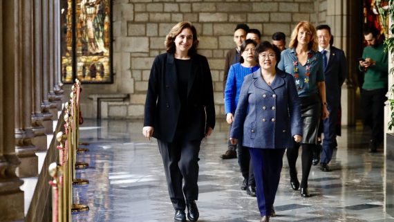 Ada Colau amb representants de la comunitat xinesa a Barcelona.