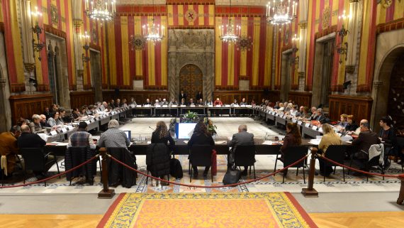 Fotografia de la darrera sessió plenària del Consell Assessor de la Gent Gran realitzada fins el moment, el desembre de 2019 al Saló de Cent de l'Ajuntament de Barcelona.