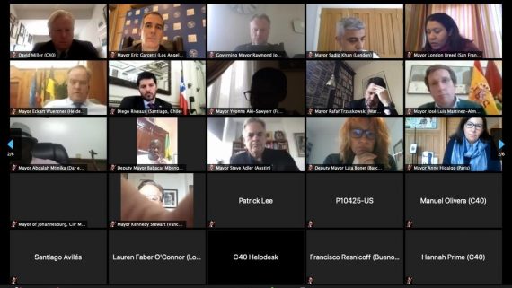 Una de les trobades virtuals en què ha participat Laia Bonet ha estat la reunió sobre COVID-19 de la xarxa C40. En la foto, l'alcaldessa de París i els alcaldes de Londres, Los Angeles i Madrid, entre d'altres.