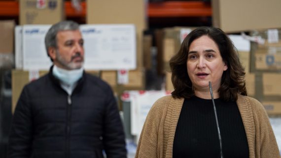 Ada Colau i Jaume Collboni reben el material adquirit a la Xina.
