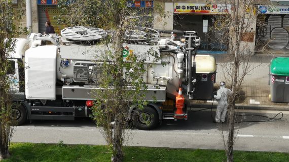 Desinfecció contenidors rambla de Badal