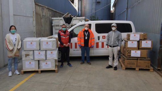 Una de les donacions de material sanitari de la comunitat xinesa de Barcelona.