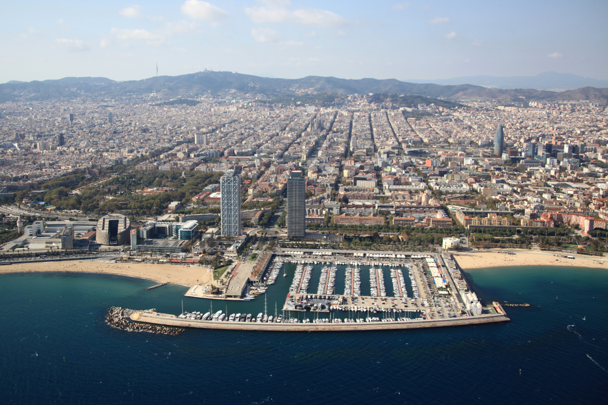 El Port Olímpic ha reprès l’activitat de restauració Bombers de Barcelona Ajuntament de El Port Olímpic ha reprès l’activitat de restauració Bombers de Barcelona Ajuntament de