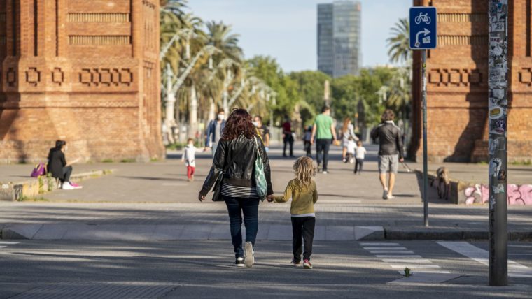 Desconfinament, Barcelona, dona, nena, família, Arc de Triomf, Passeig de Lluís Companys, passeig