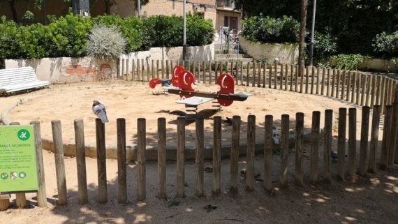 Àrea de jocs infantils a la Bordeta