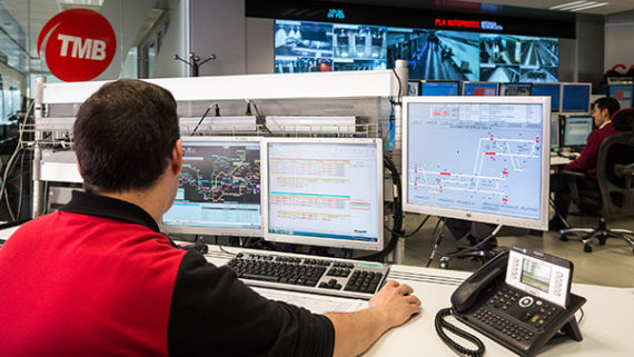 Una persona treballant davant ordinadors al Centre de Control del Metro