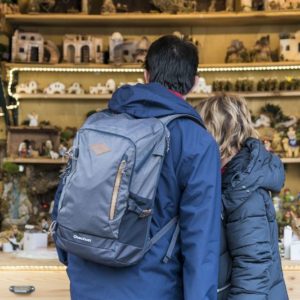 Dues persones davant d'una parada de la Fira de Santa Llúcia