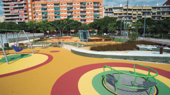 Àrea de joc infantil amb elements accessibles